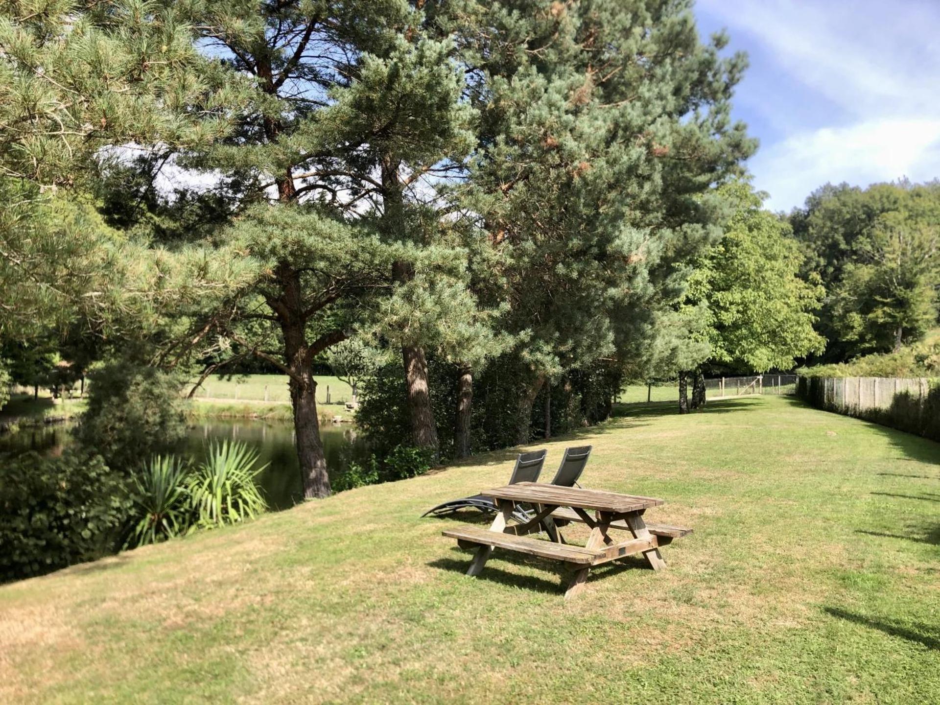 Le Petit Lac Bourganeuf Bagian luar foto